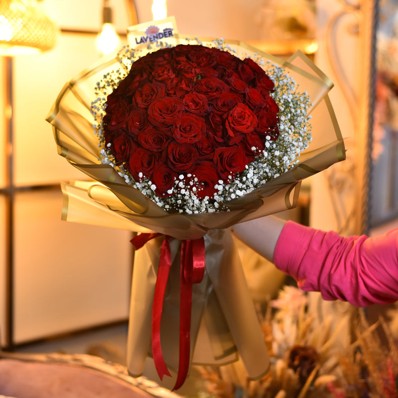 red roses and white gypsophila