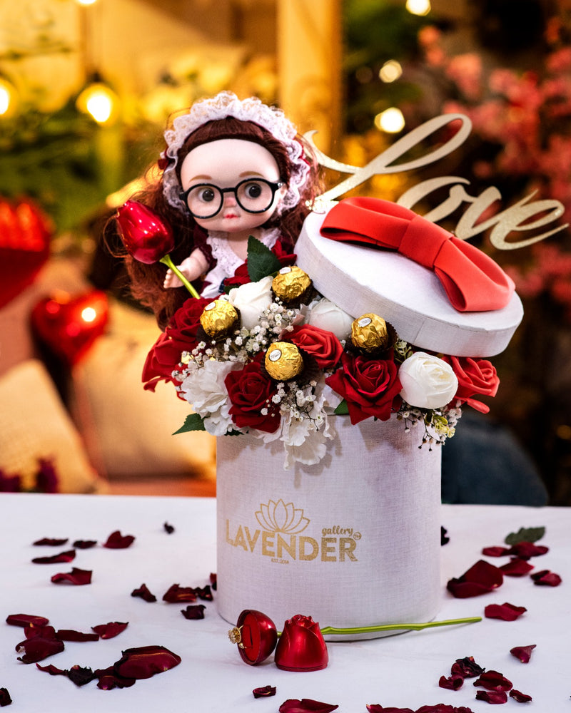Decorative box with flowers and a doll, featuring the brand 'Lavender'.
